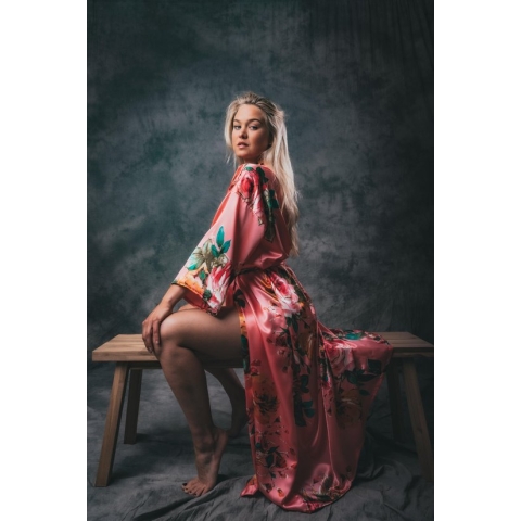 Kimono Santorini Coral Wild Roses gemaakt van heerlijk satijn lang model