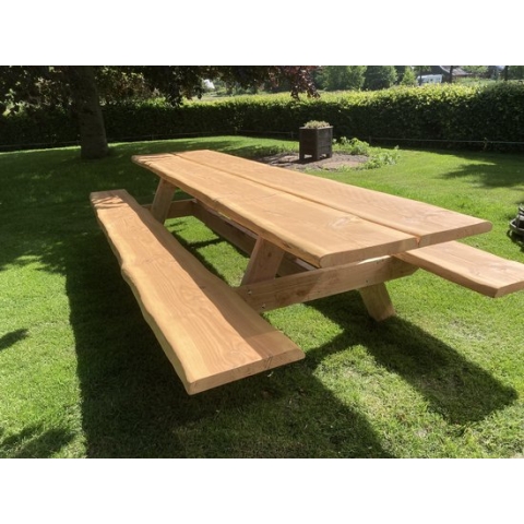 Picknicktafel van Douglashout. Duurzaam en robuust. Lengte 3 meter