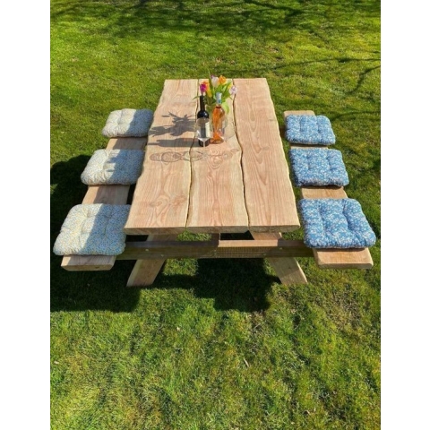 Robuuste picknicktafel van Douglashout. Duurzaam en modern. Lengte 2,40 meter