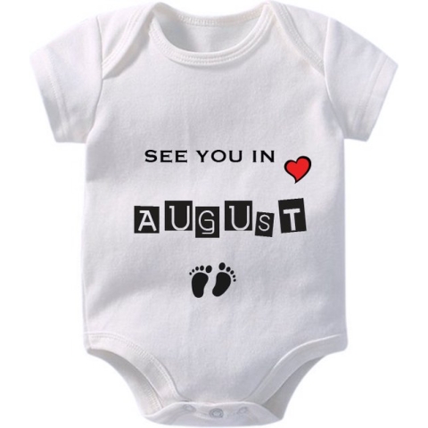 Hospitrix Baby Rompertje met Tekst Coming soon August | Korte Mouw | Cadeau voor Zwangerschap | Bekendmaking | Aankondiging | Aanstaande Moeder