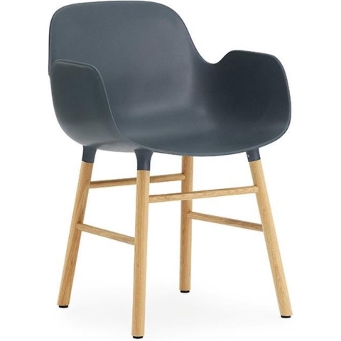 Normann Copenhagen Form Armchair Stoel Met Eiken Onderstel Blauw