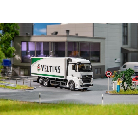 Faller 161439 MB Actros Streamspace Kofferaufbau Veltins Car system H0 Voertuig