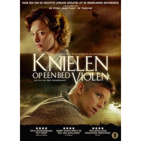September Film Knielen op een bed violen