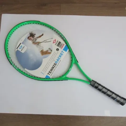ALUMINIUM TENNISRACKET 25/" WITH TWO TENNISBALLS - GREEN