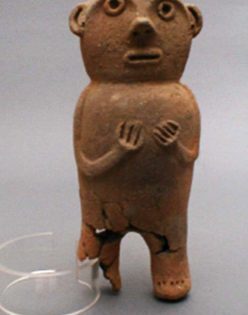 Una Estatua de Piedra en la Plataforma UHLE