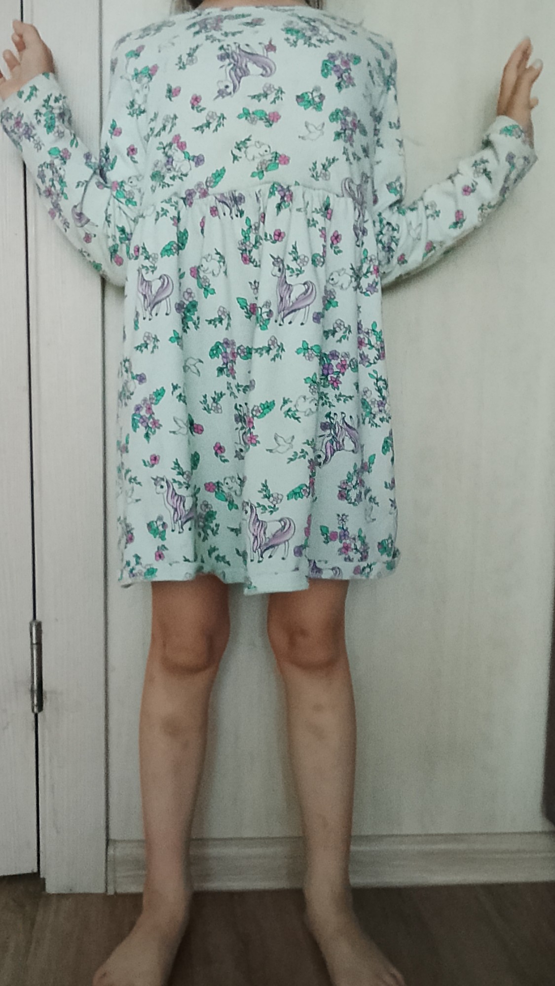 Вот моя сестра Снежана. 🤗 Нормально оделась? (Она попласила замазал ее лицо!)