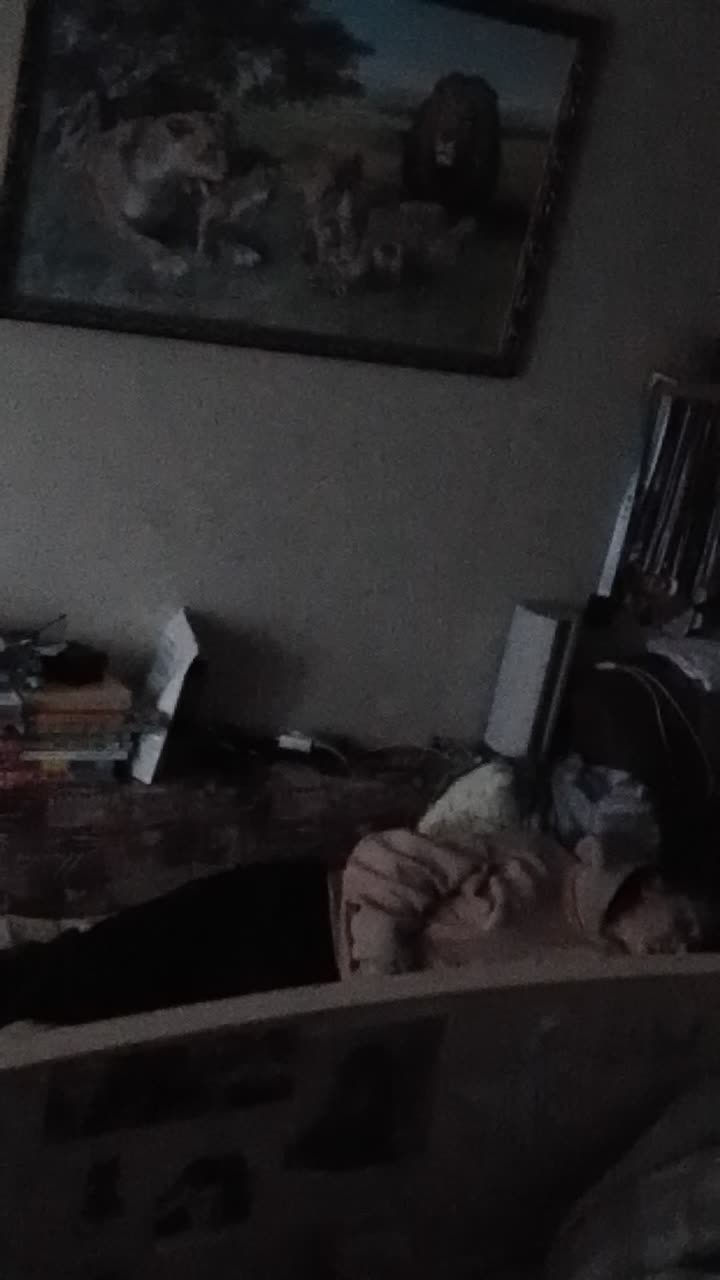 Спит 😁( если что это старший брат )