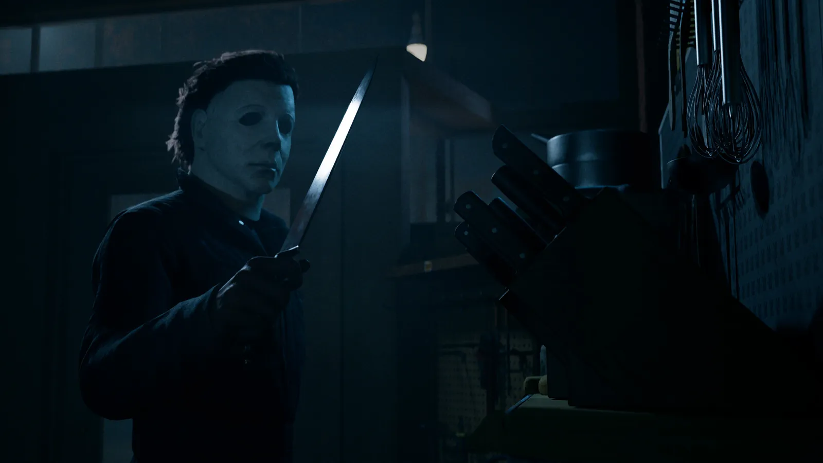 Heroes of Haddonfield searching a dark house with flashlights during a Halloween match