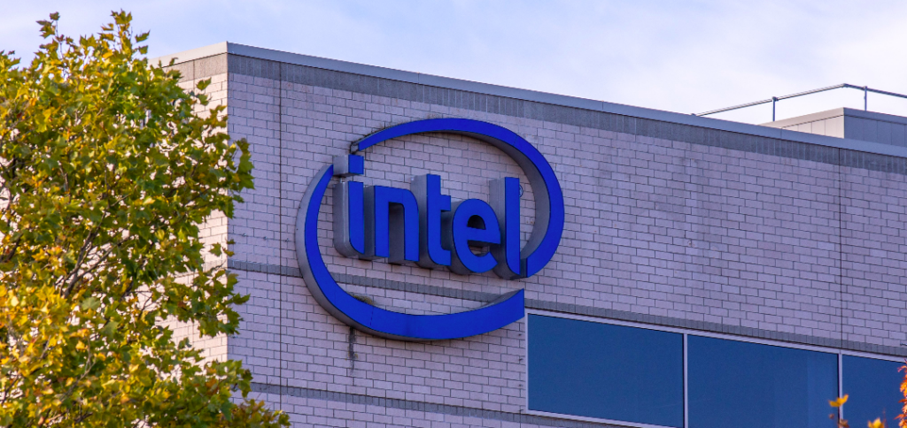Intel dobra a aposta no futuro: chips de 1nm e fábricas automatizadas com robôs de IA