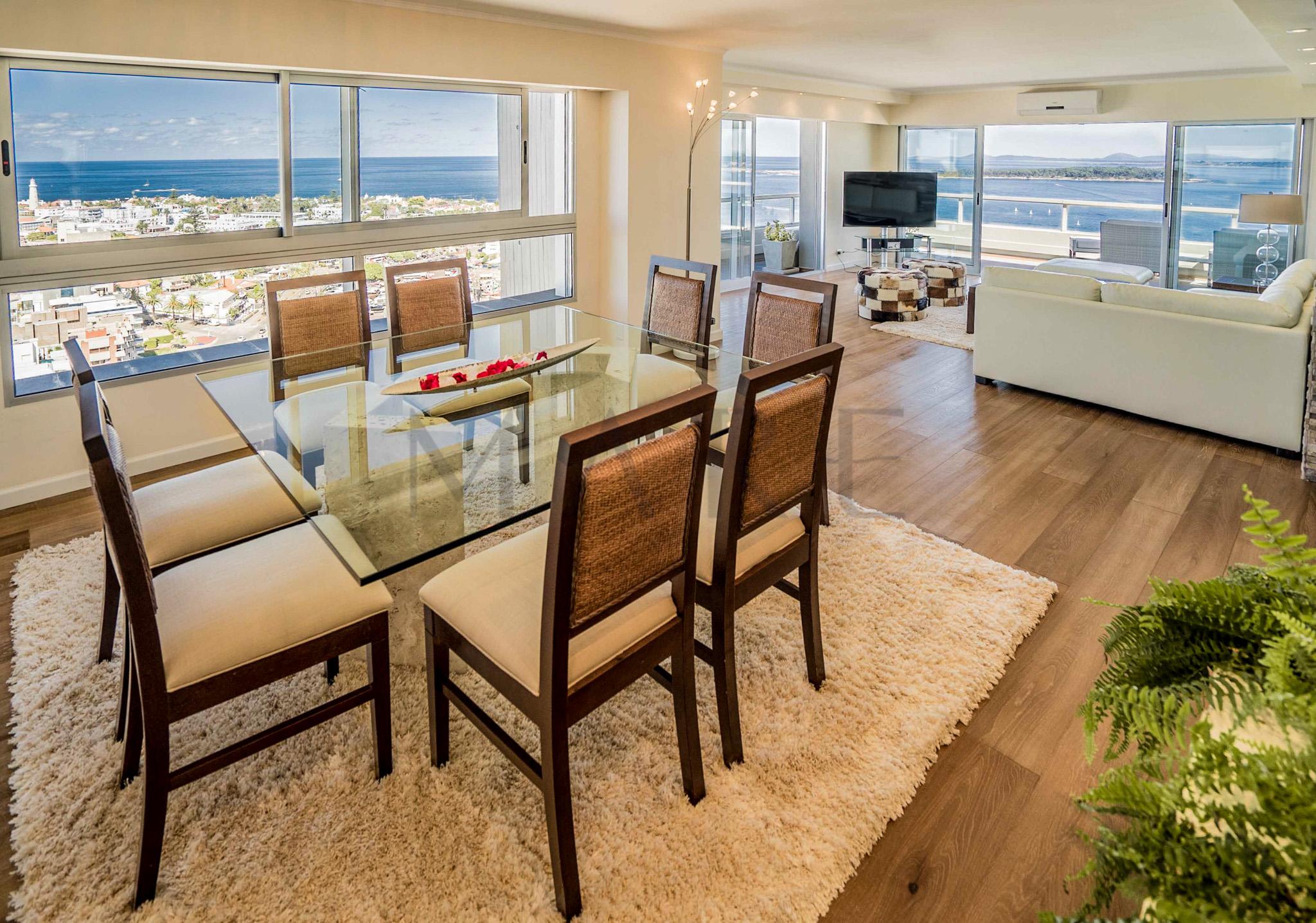 Luxurious Penthouse with Stunning Views in the heart of Punta del Este - Photo 2