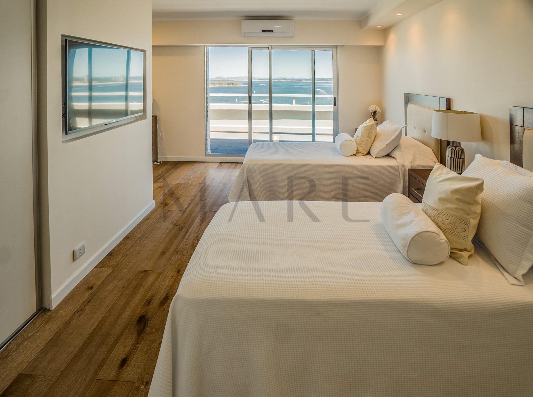 Luxurious Penthouse with Stunning Views in the heart of Punta del Este - Photo 8