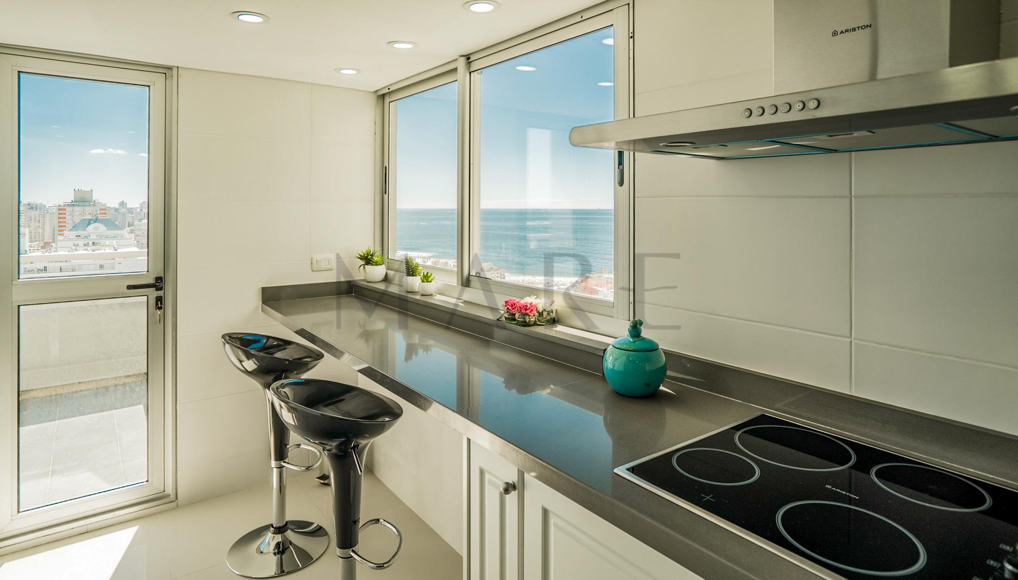 Luxurious Penthouse with Stunning Views in the heart of Punta del Este - Photo 4