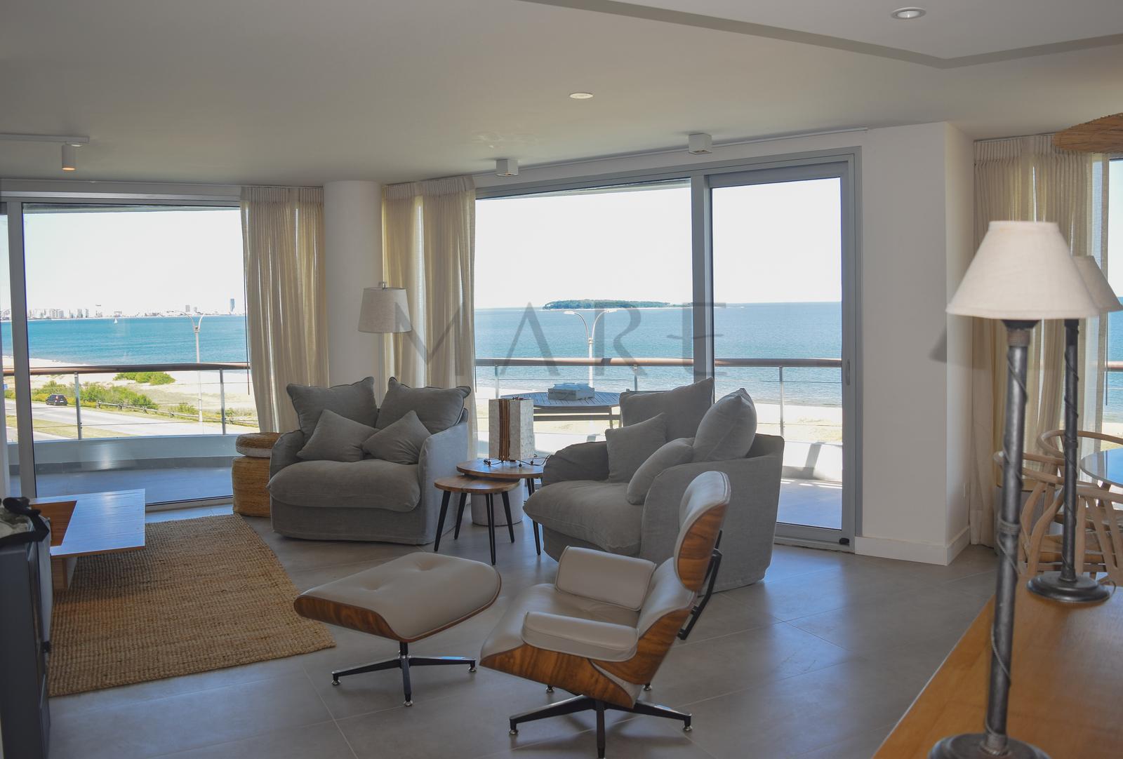 Excellent beachfront apartment in La Mansa with views of the peninsula