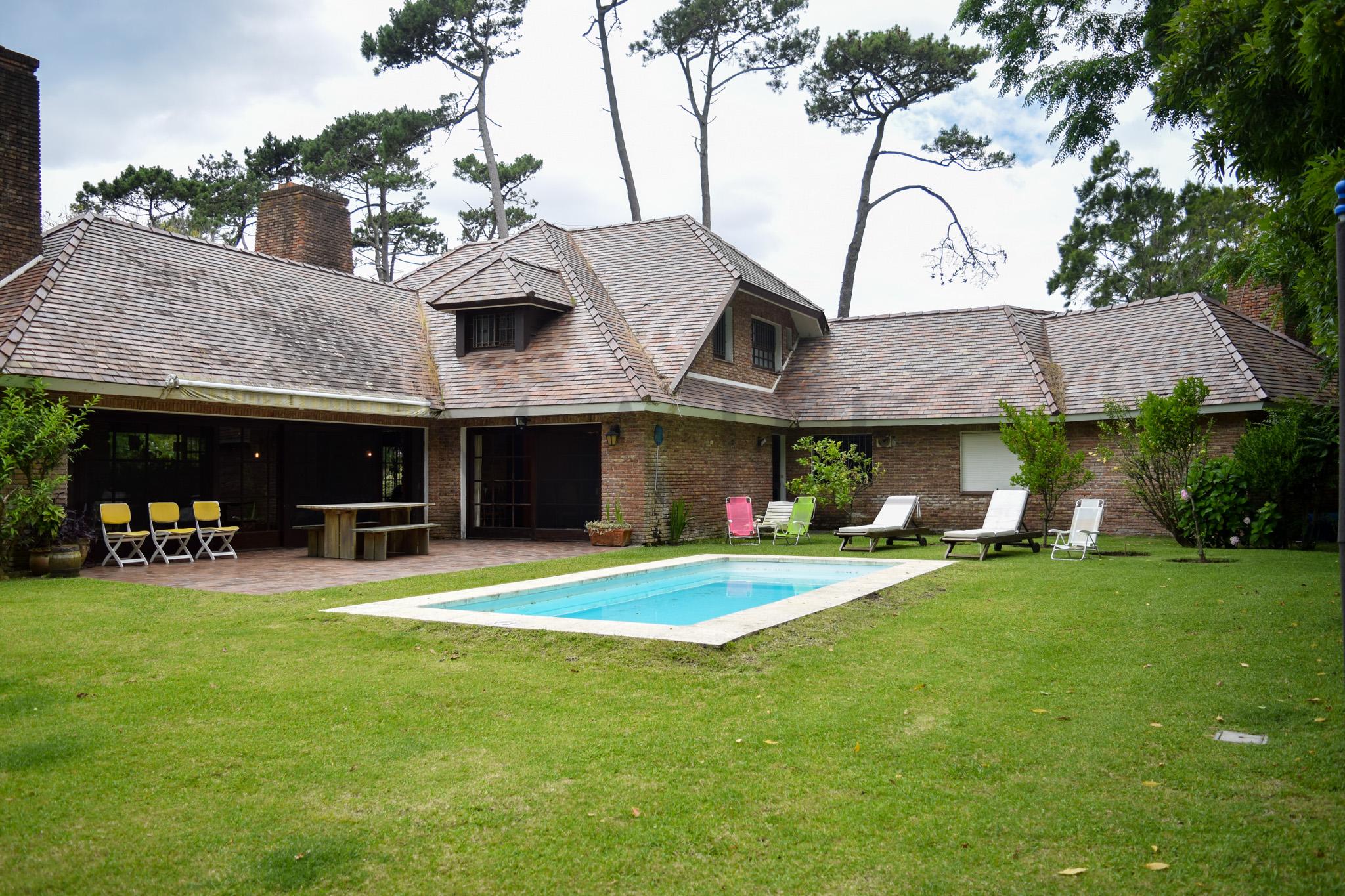 Charming and traditional chalet in El Golf, steps from Playa Brava, Punta del Este. - Photo 29