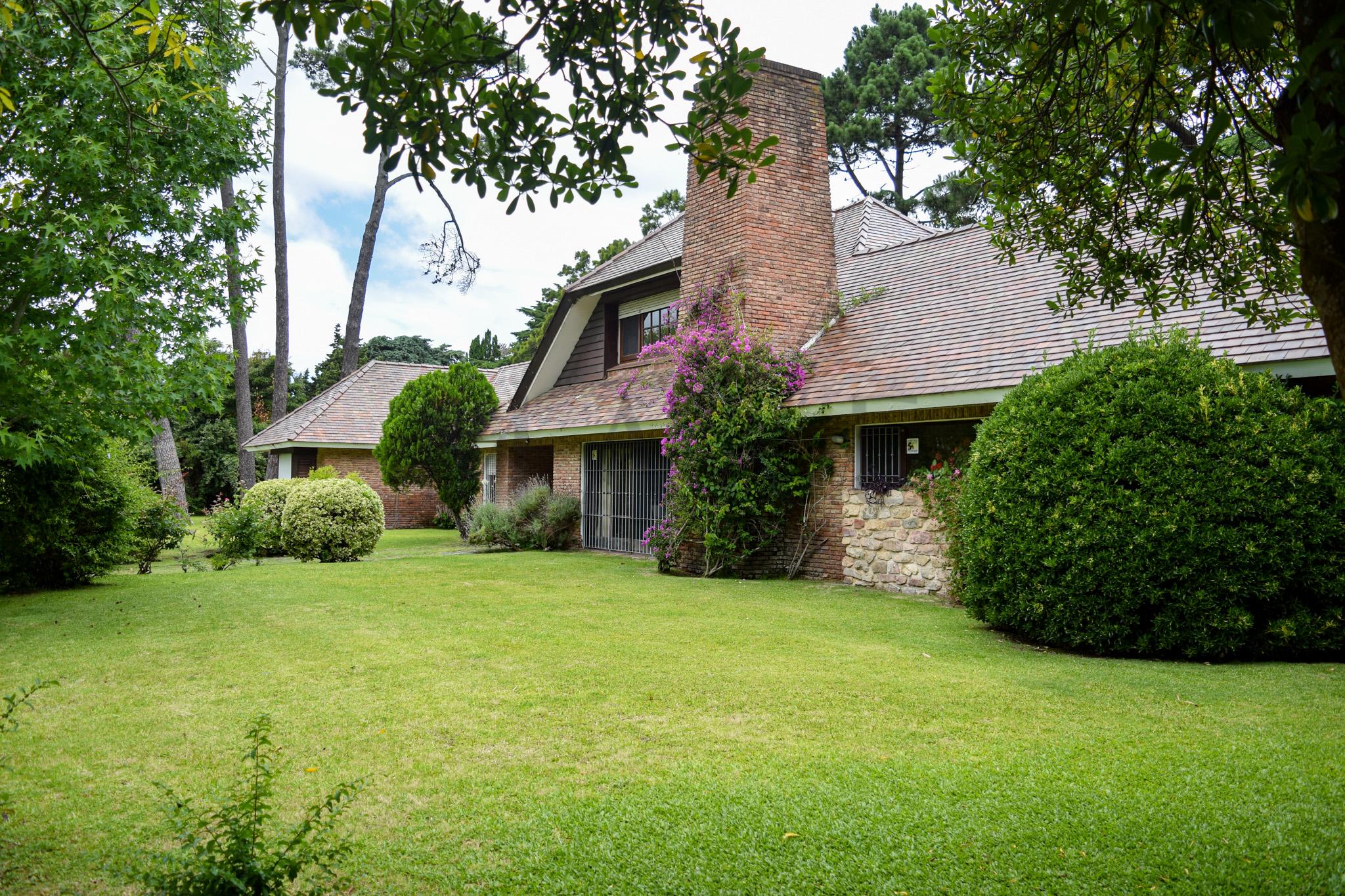 Charming and traditional chalet in El Golf, steps from Playa Brava, Punta del Este. - Photo 3