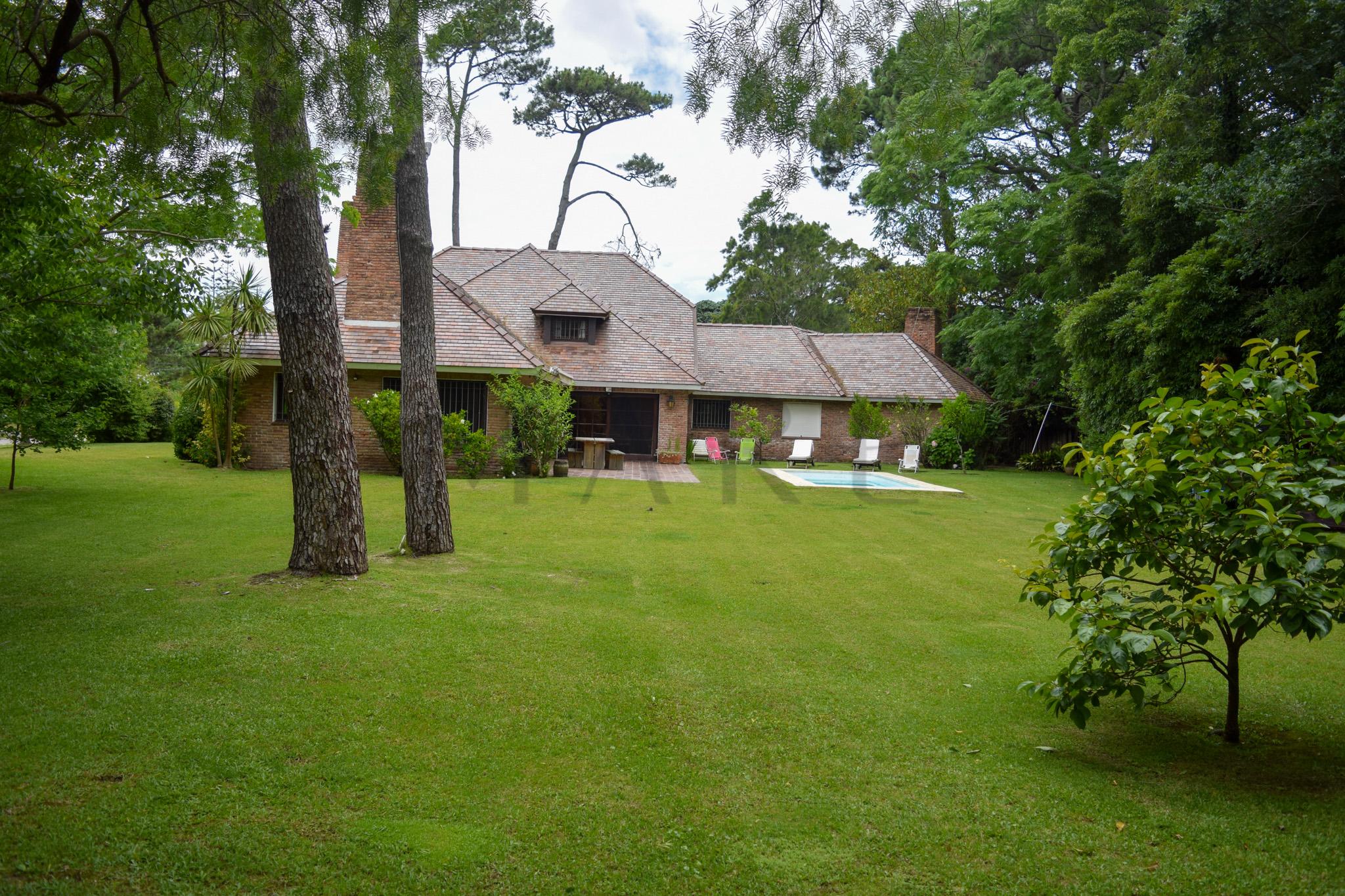 Charming and traditional chalet in El Golf, steps from Playa Brava, Punta del Este. - Photo 28