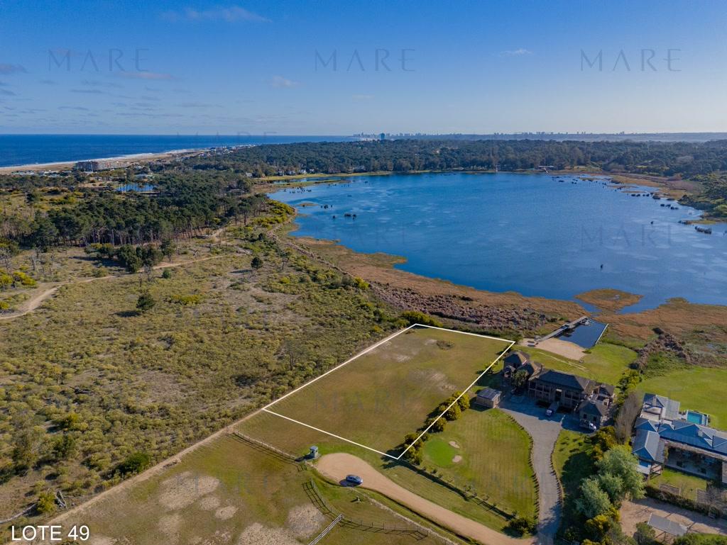 Lot facing the lagoon in Laguna Estates