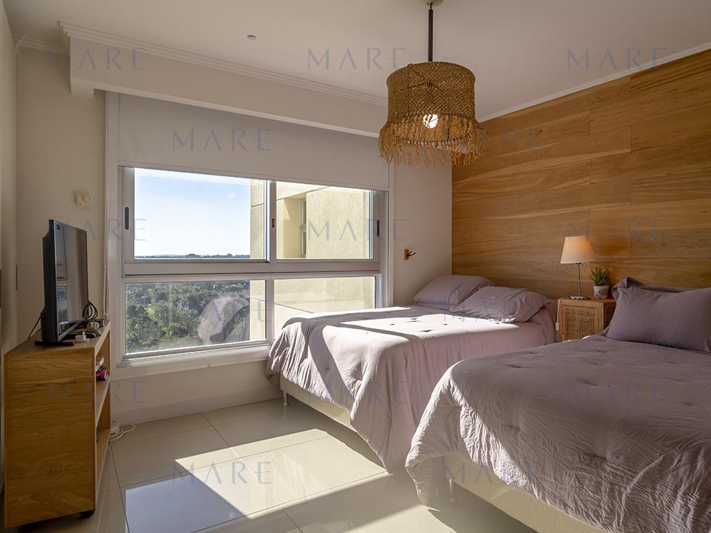 Apartment on a high floor of Torre Lobos, Punta del Este. - Photo 11