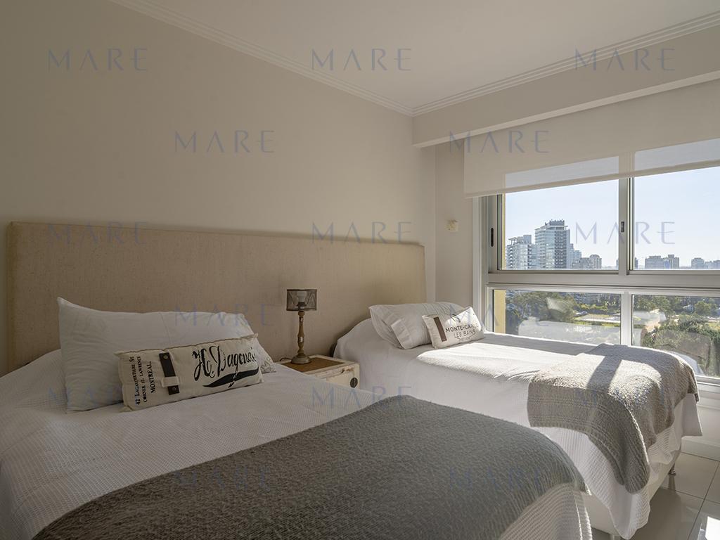 Apartment on a high floor of Torre Lobos, Punta del Este. - Photo 13