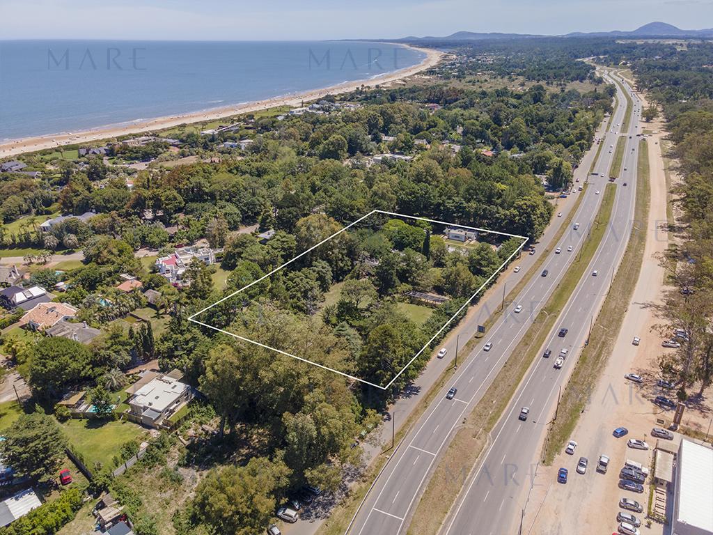 Important investment property with multiple buildings