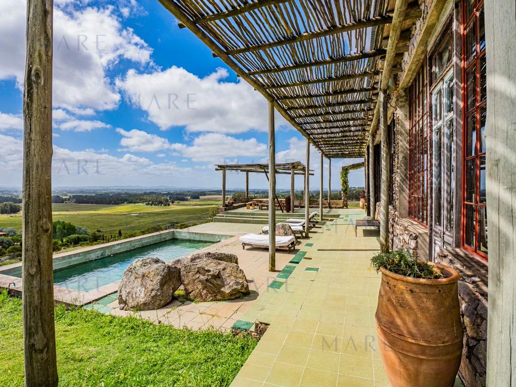 Country house on Camino Eguzquiza - La Barra. Design, Nature and Comfort in Harmony.