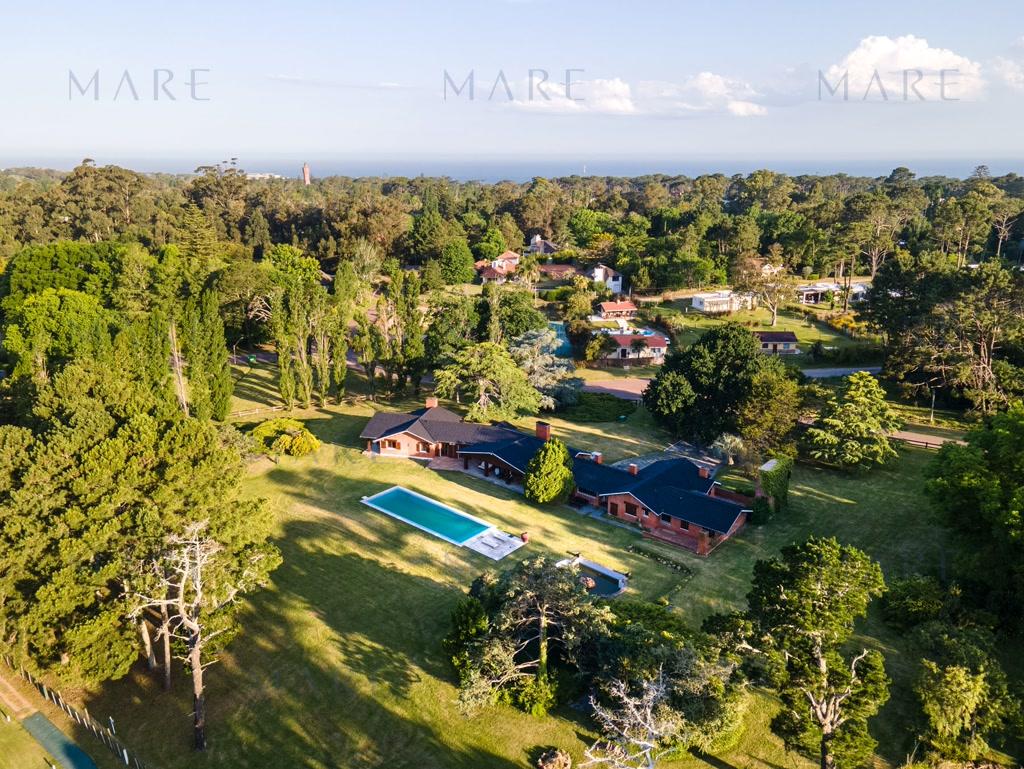 Traditional Golf Facing Residence in Cantegril.