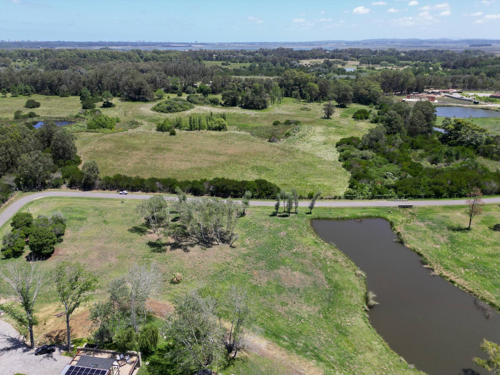 Chacra de 10.779 m² con costa de laguna en Pueblo Mío