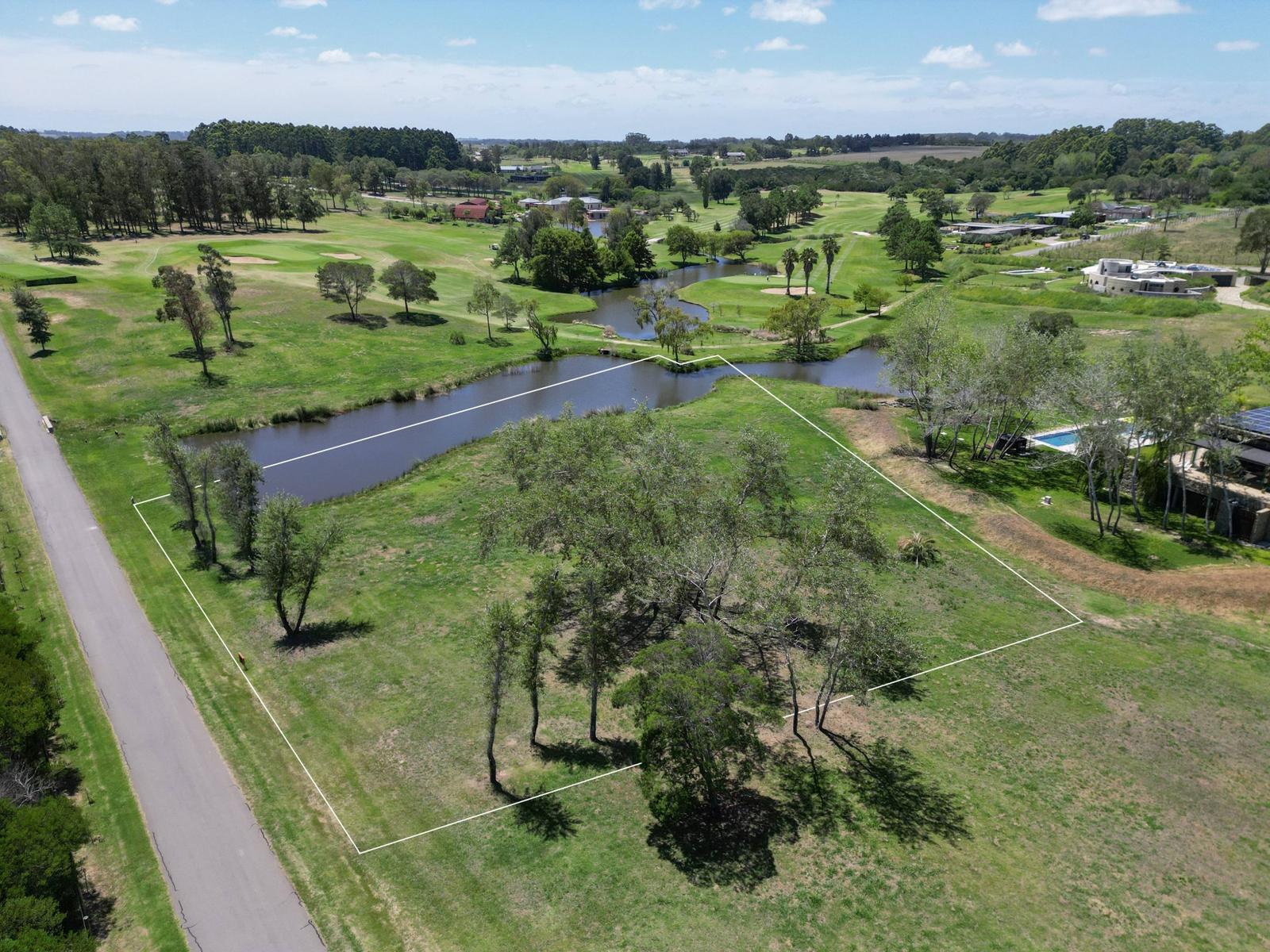 Lote de 6.779 m² con frente de laguna en Pueblo Mío