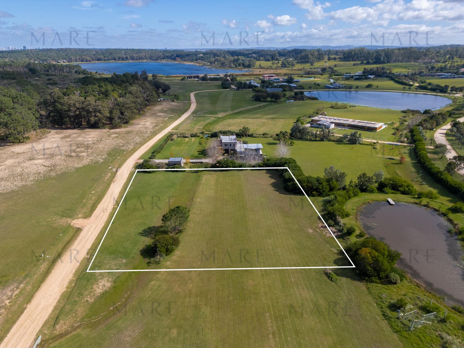 Unique opportunity: 5,000 m² plot of land in Laguna Estate