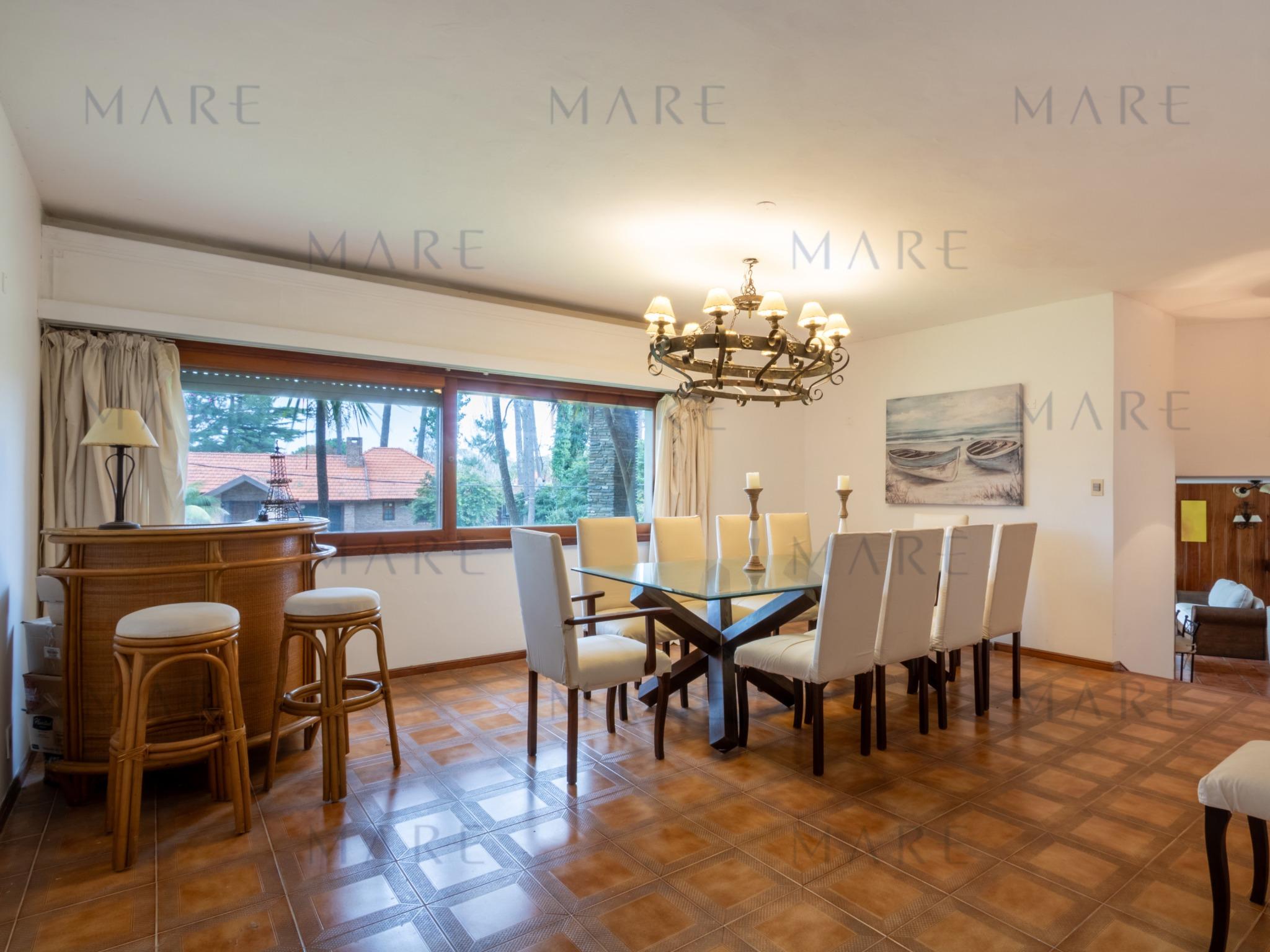 Distinguida Residencia con Gran Parque y Piscina en Playa Mansa - Foto 8