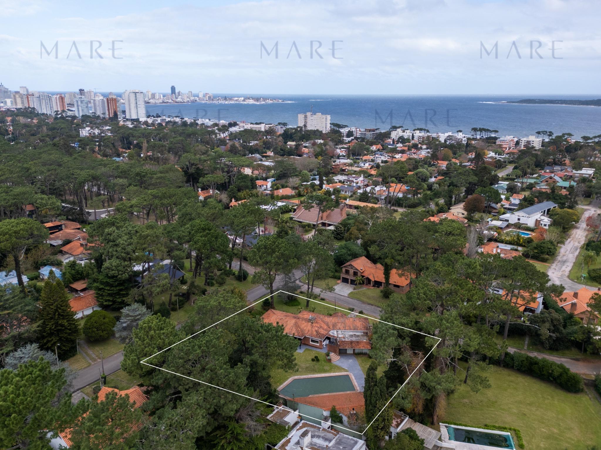 Distinguida Residencia con Gran Parque y Piscina en Playa Mansa - Foto 3