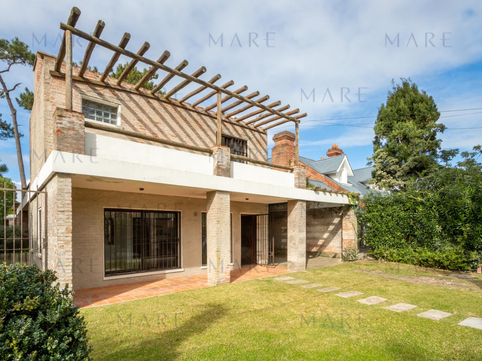Encantador Chalet a Pasos de Playa Mansa - Espacios Amplios y Ubicación Privilegiada