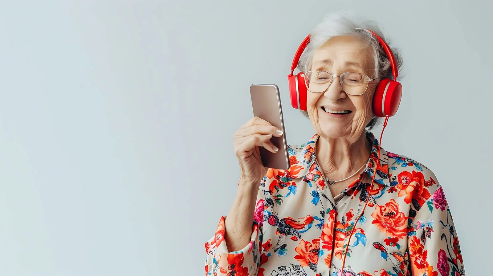 Elderly woman enjoying music from smartphone — free download from Dotvec