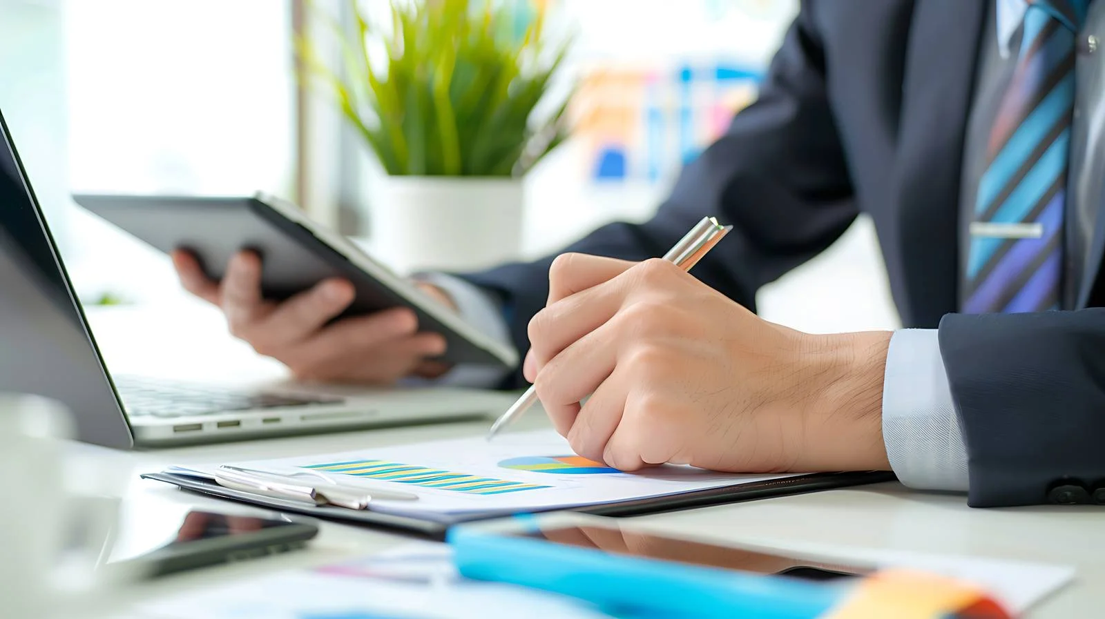 Focused Businesswoman Writing in Notepad — free download from Dotvec