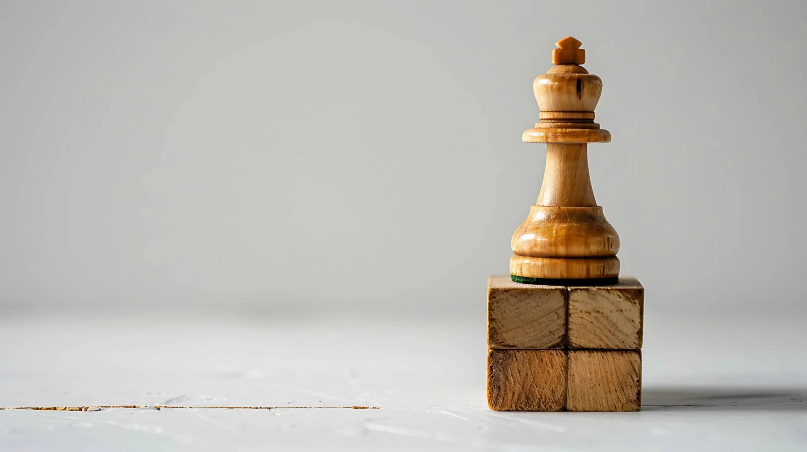 Chess Piece on Wood Cube Idea — free download from Dotvec
