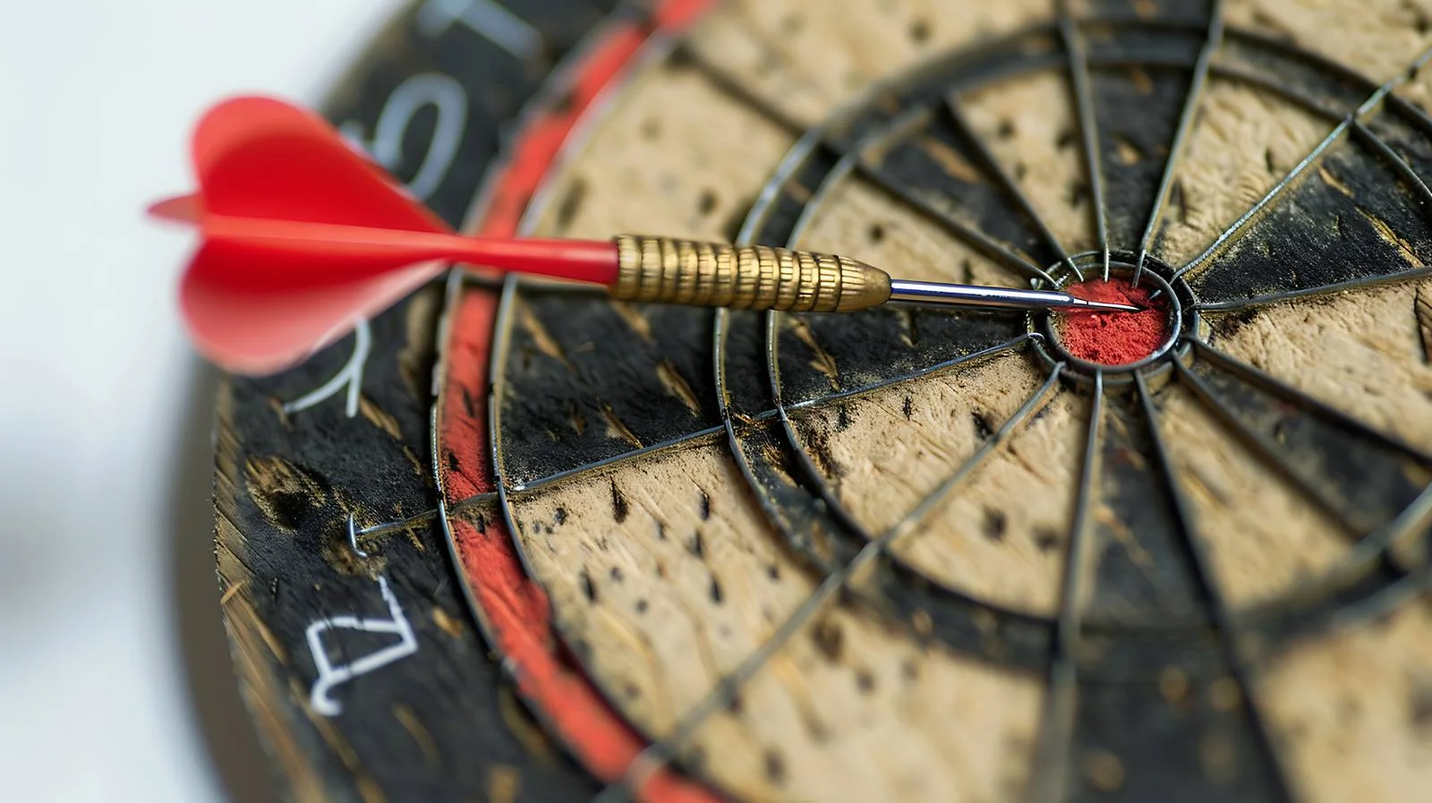 Dartboard with Hitting Arrow Image — free download from Dotvec
