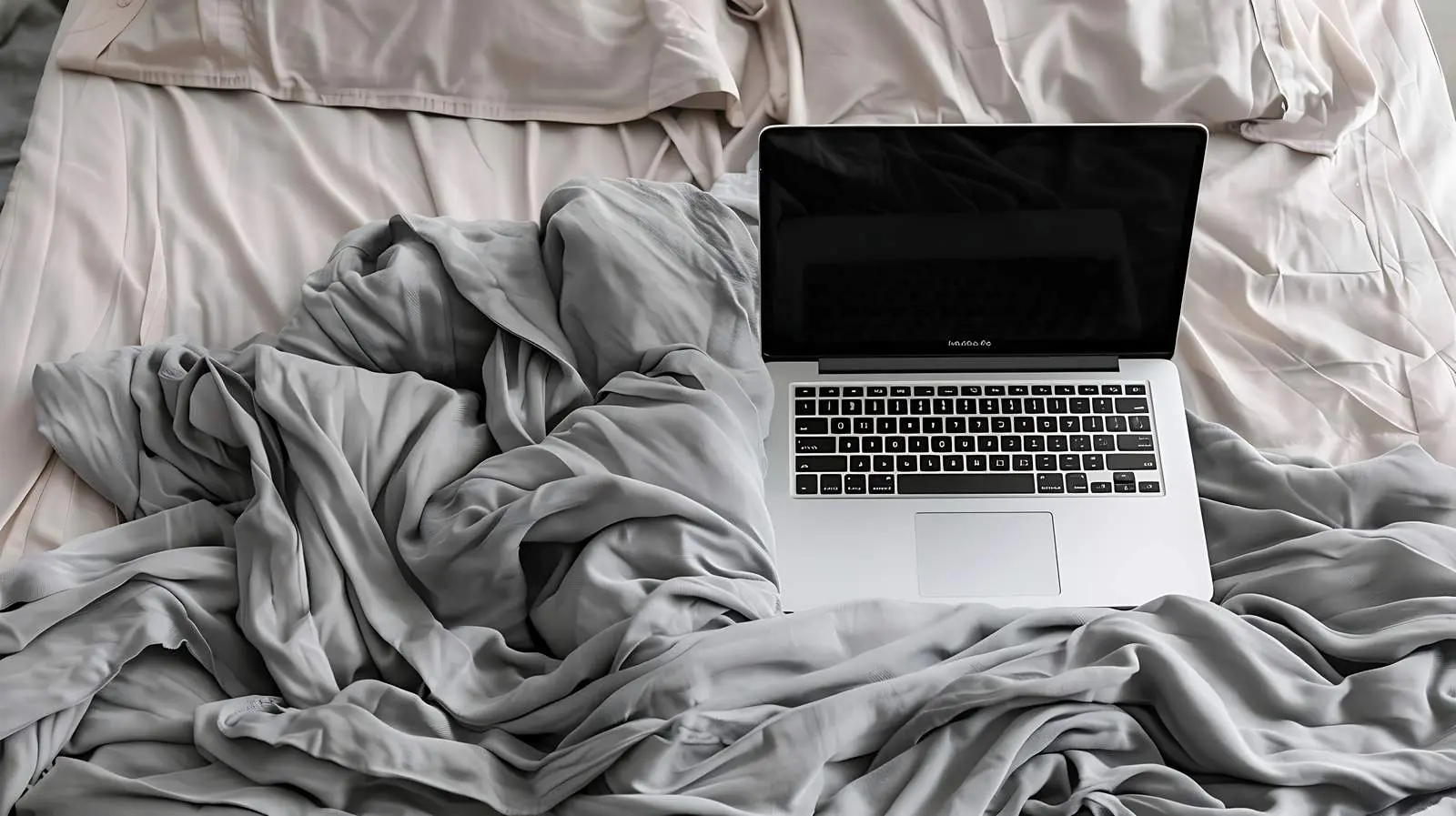 Laptop Flatlay in Bed with Crumpled Bedding – free home setup image from Dotvec