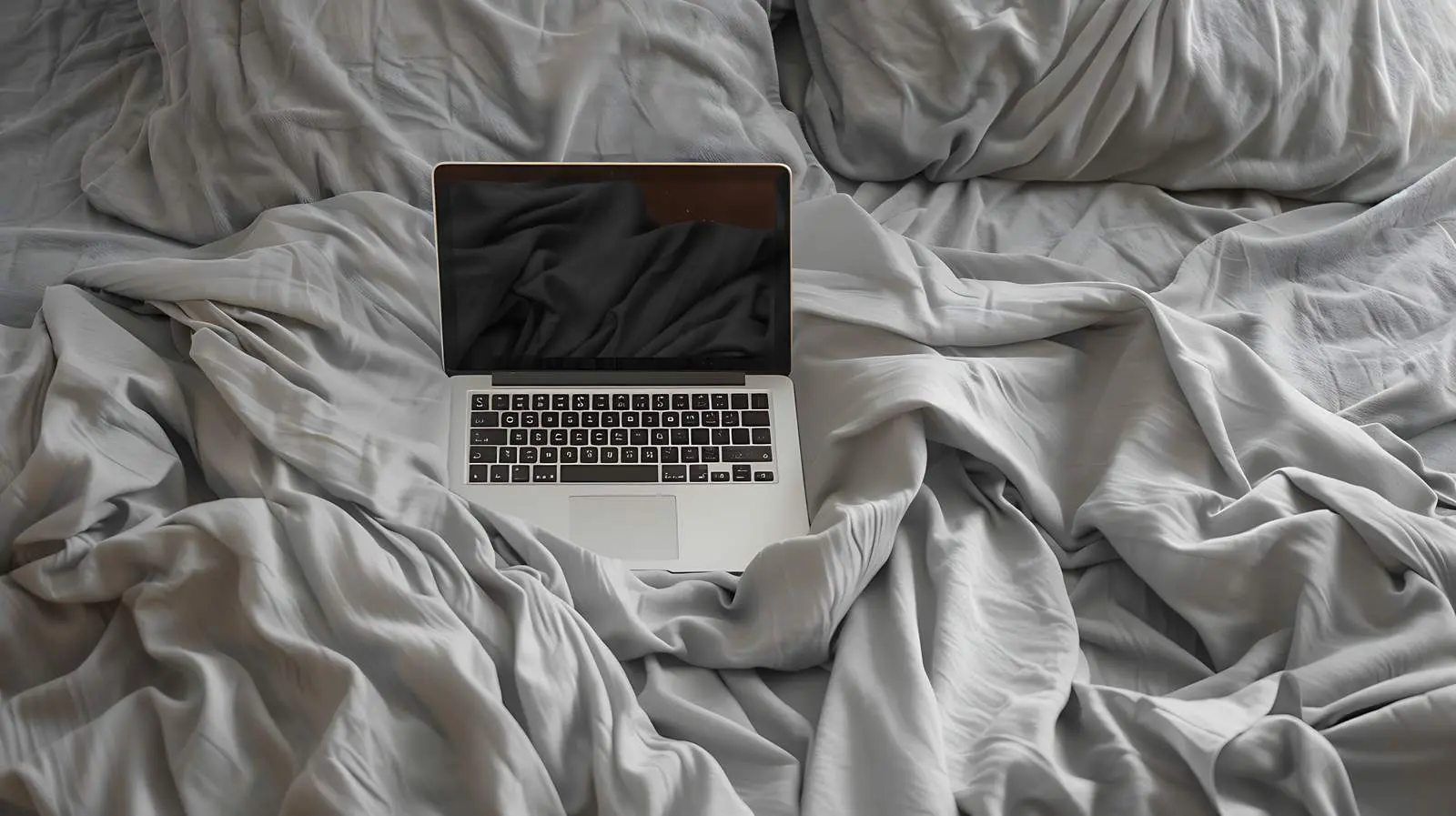 Laptop Flatlay in Cozy Bed Setting — free download from Dotvec