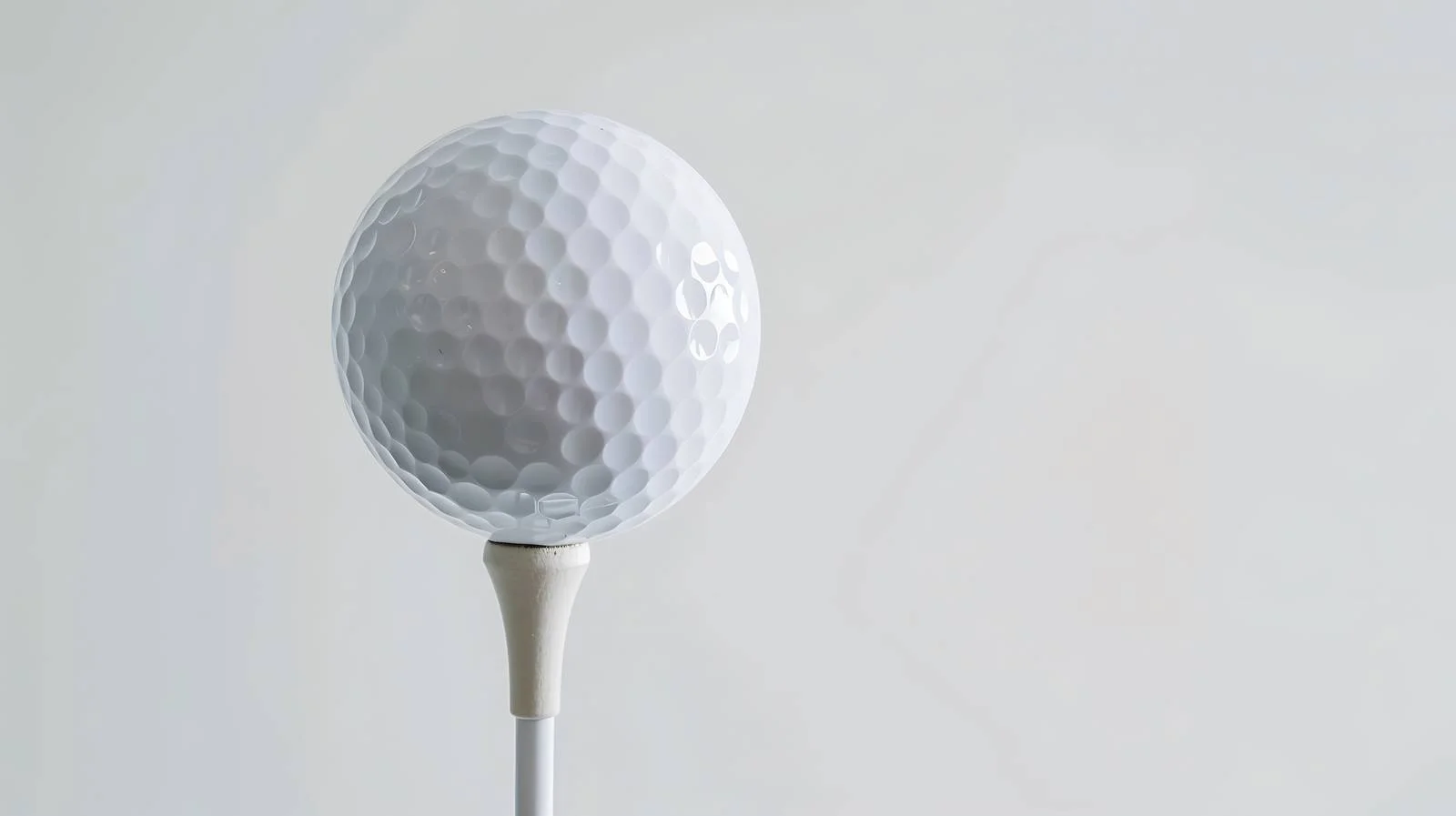 Elegant Golf Ball on Tee with Blurred Background — free download from Dotvec