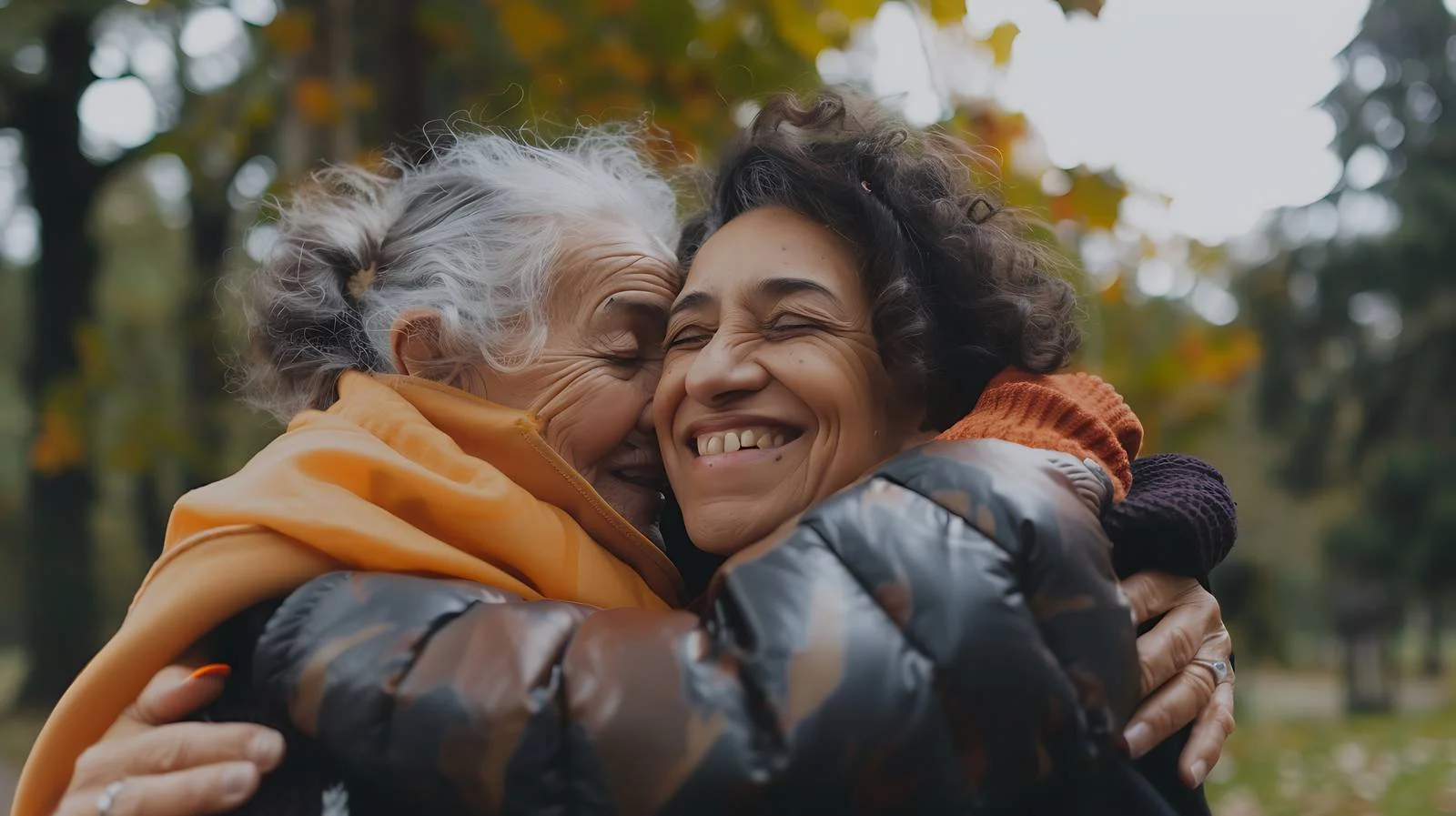 Joyful daughter hugging elderly mother outdoors — free download from Dotvec