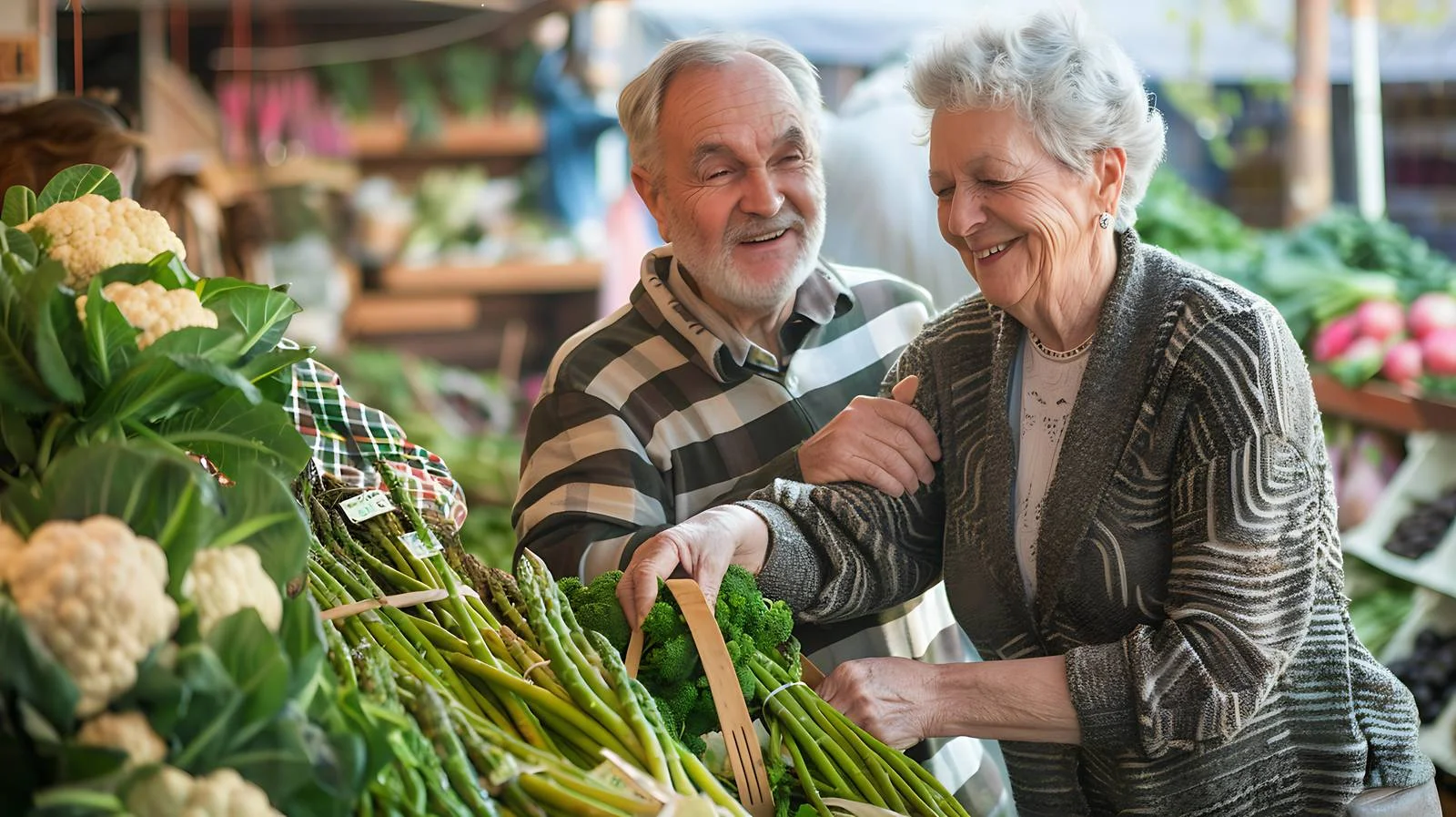 Senior couple selecting fresh asparagus outdoors — free download from Dotvec