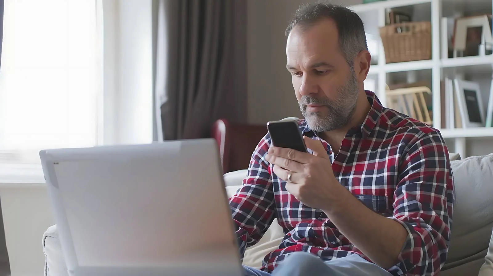 Focused businessman on smartphone in office — free download from Dotvec