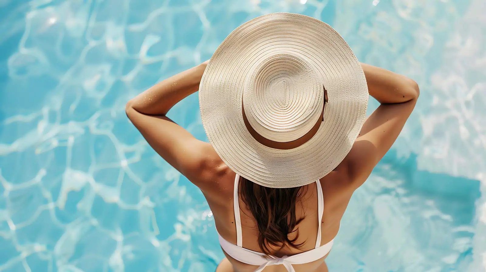 Beautiful Young Traveler in Summer Fashion – free national image from Dotvec