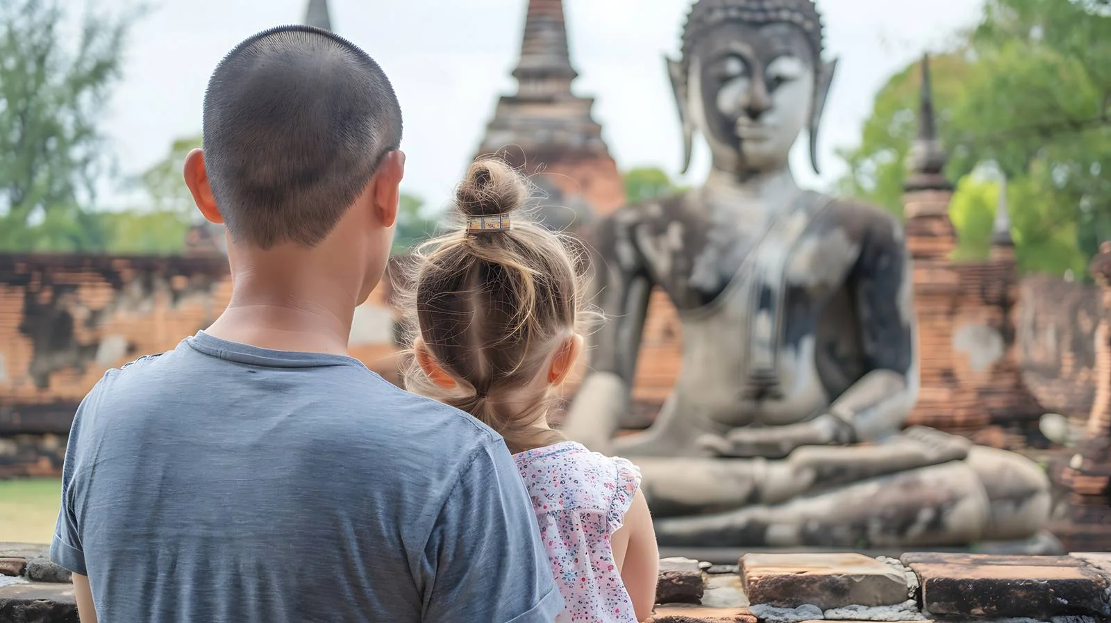 Thai Heritage: Father and Daughter in Ayutthaya — free download from Dotvec