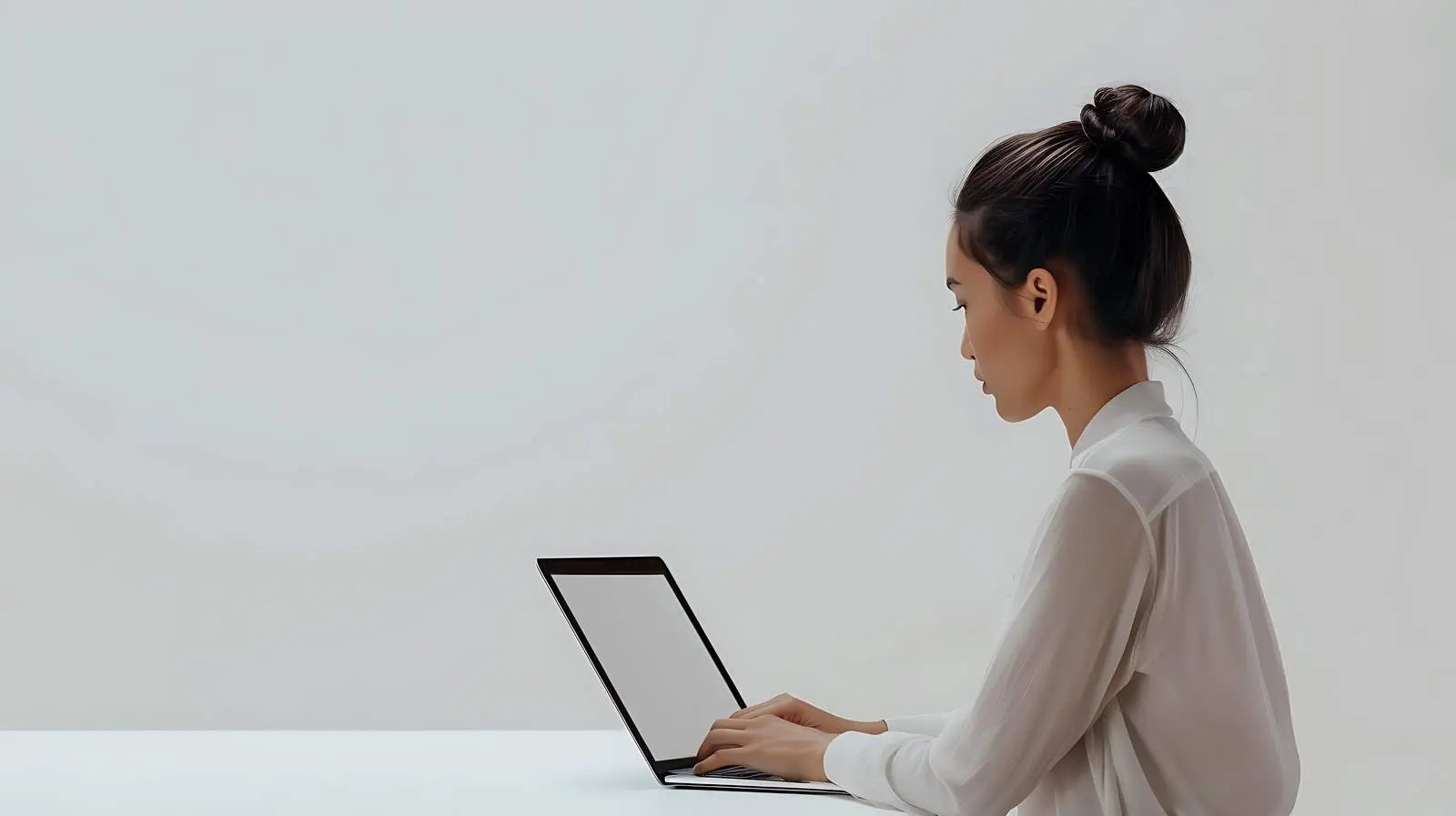 Businesswoman Shopping Online with Laptop – free online retail image from Dotvec