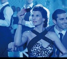 Top Linda Evangelista encarna glamour italiano em novo editorial de moda