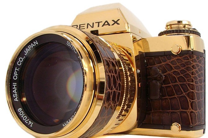 Direto dos anos 1980, nosso item-desejo do dia: uma câmera de ouro…