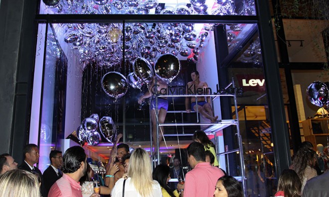 Calvin Klein Jeans fez a rua Oscar Freire pegar fogo nesse domingo