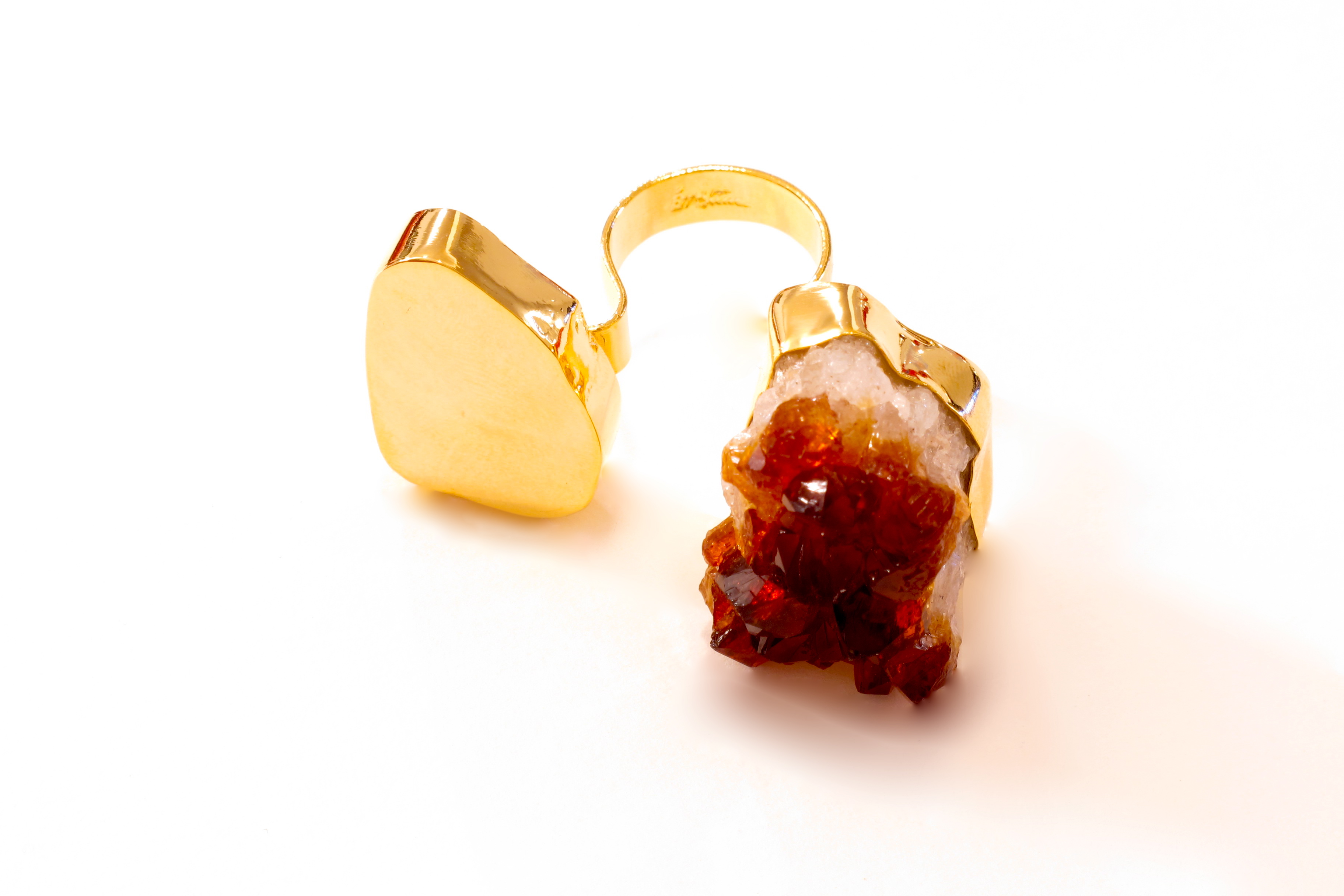 Elisa Stecca aposta no ouro bruto para sua nova coleção de joias