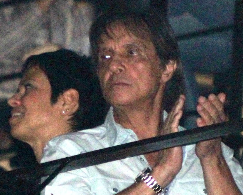 Lulu Santos canta Roberto Carlos e o rei dá o ar da graça na apresentação